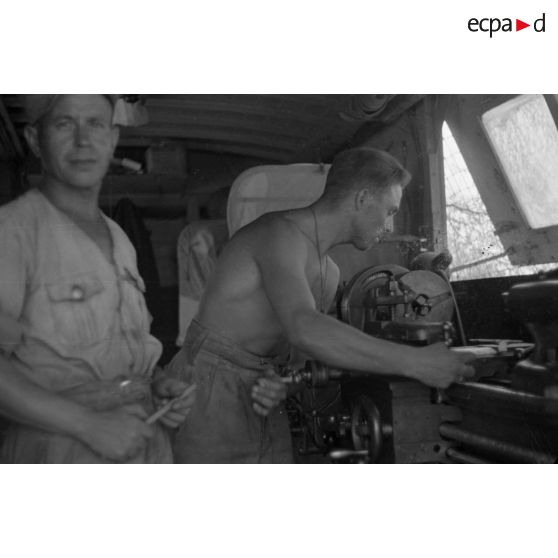 En Afrique, un camion atelier au sein d'une unité de maintenance (Werkstatt Kompanie).