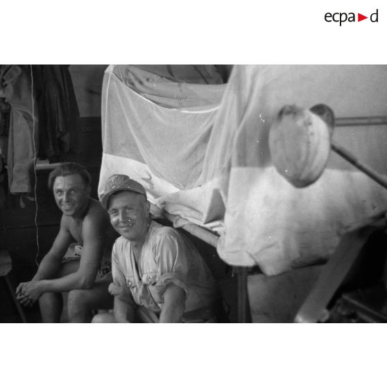 En Afrique, un gros plan sur une unité de maintenance (Werkstatt Kompanie) qui s'occupe des motocyclettes et des camions.