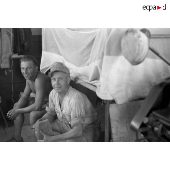 En Afrique, un gros plan sur une unité de maintenance (Werkstatt Kompanie) qui s'occupe des motocyclettes et des camions.