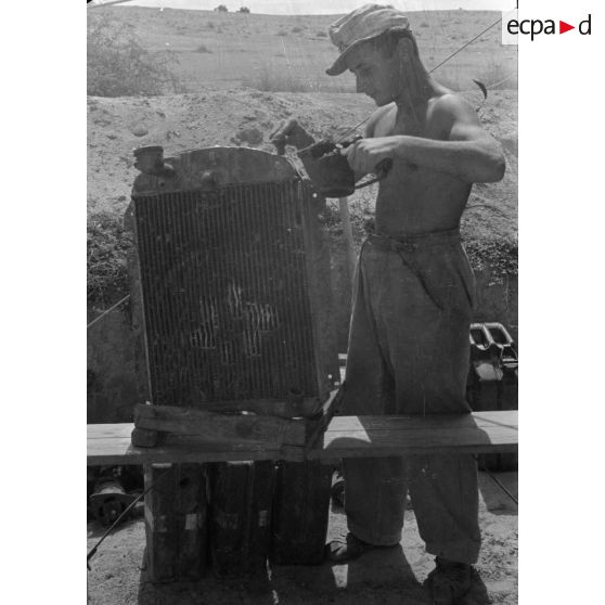 Réparation d'un radiateur de moteur de Horch.