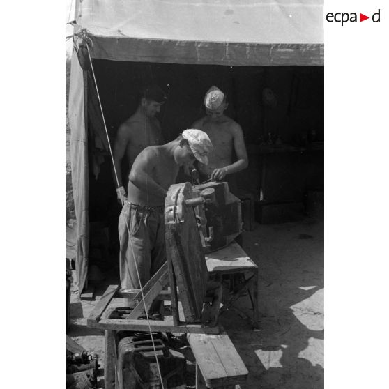 Réparation d'un radiateur de moteur de Horch.