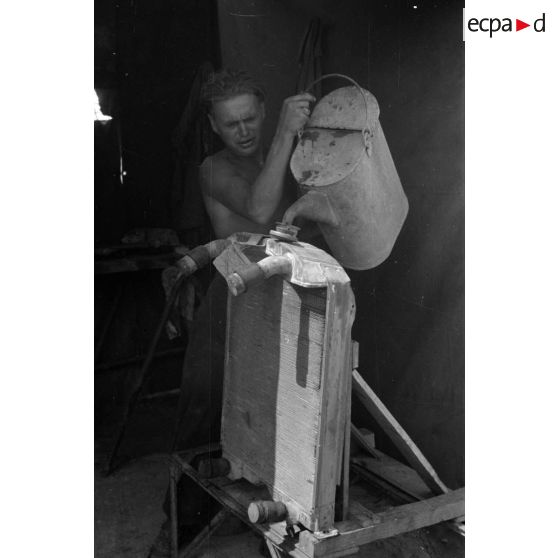 Réparation d'un radiateur de moteur de Horch.