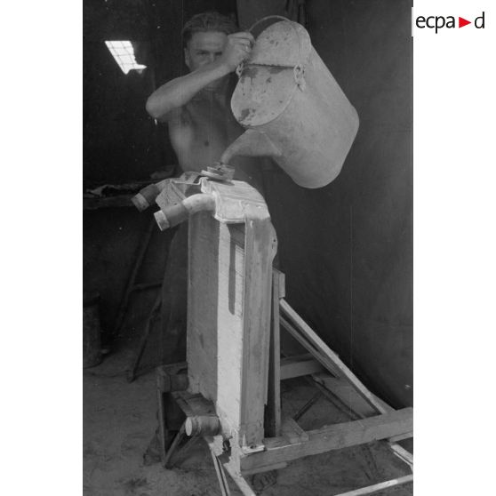 Réparation d'un radiateur de moteur de Horch.