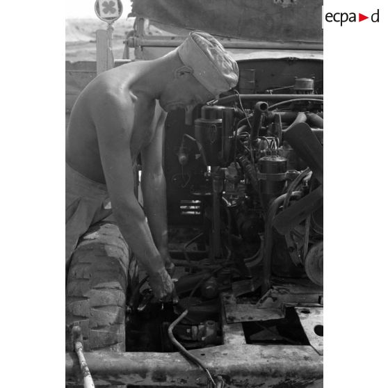 Maintenance d'un moteur de véhicule de la Luftwaffe, le trèfle pourrait correspondre à un véhicule de la 19e division de DCA de l'armée de l'air allemande  (19.FlaK-Division).