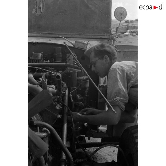 Maintenance d'un moteur de véhicule de la Luftwaffe, le trèfle pourrait correspondre à un véhicule de la 19e division de DCA de l'armée de l'air allemande  (19.FlaK-Division).