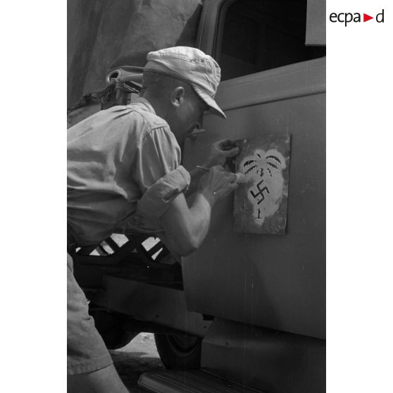 Application de l'insigne de l'Afrika-Korps à l'aide d'un pochoir.
