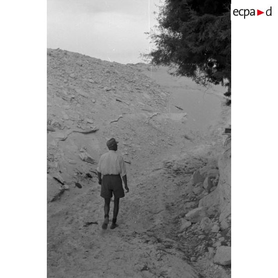 Le capitaine de la Werkstattkompanie 200 se promène après sa journée de travail.