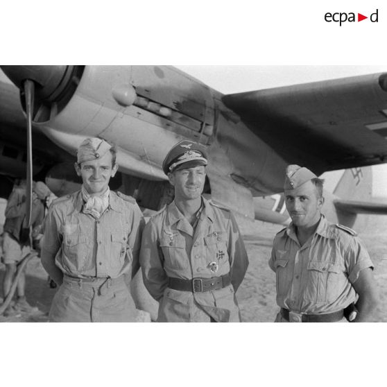 Un équipage du 121e groupe de reconnaissance devant un avion Junkers Ju-88.