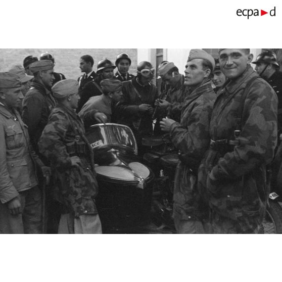 Des troupes aéroportées allemandes en poste à Tunis rencontrent des gendarmes tunisiens.