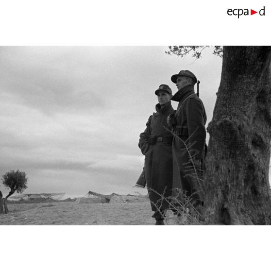 En Tunisie, des sentinelles allemandes surveillent un canon français.