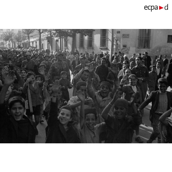 Dans les rues de Tunis, un défilé de troupes aéroportées allemandes.