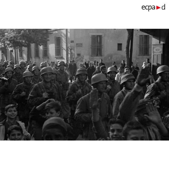 Dans les rues de Tunis, un défilé de troupes aéroportées allemandes.