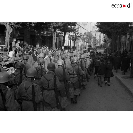Dans les rues de Tunis, un défilé de troupes aéroportées allemandes.