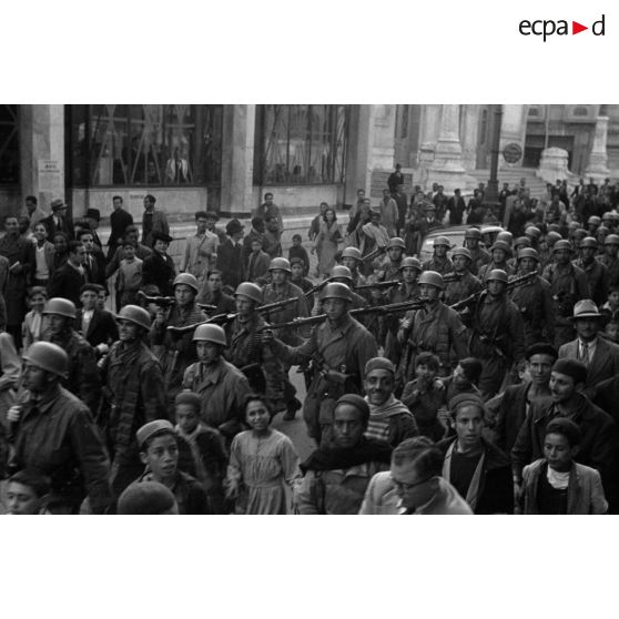 Dans les rues de Tunis, un défilé de troupes aéroportées allemandes.