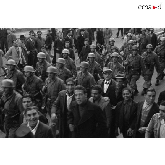 Dans les rues de Tunis, un défilé de troupes aéroportées allemandes.