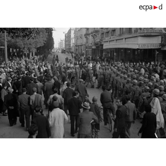 Dans les rues de Tunis, un défilé de troupes aéroportées allemandes.