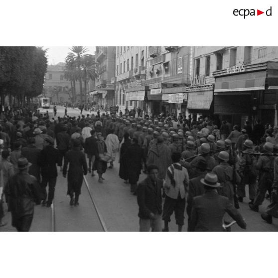Dans les rues de Tunis, un défilé de troupes aéroportées allemandes.