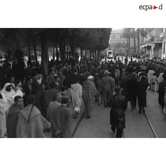 Dans les rues de Tunis, un défilé de troupes aéroportées allemandes.