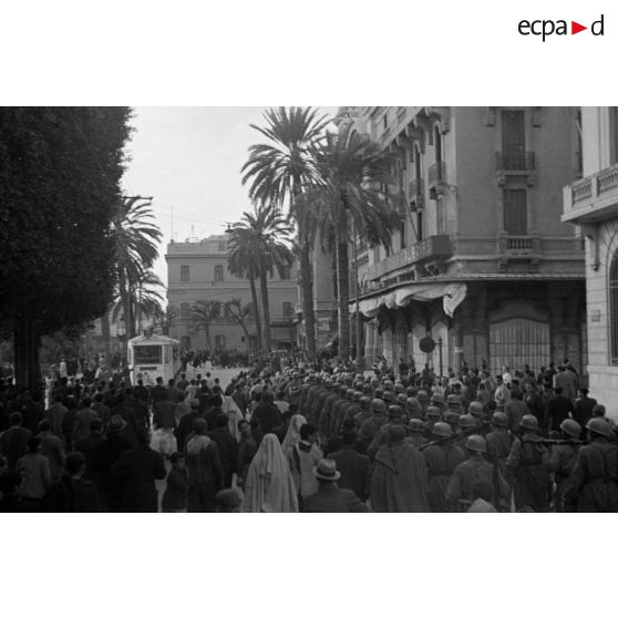 Dans les rues de Tunis, un défilé de troupes aéroportées allemandes.