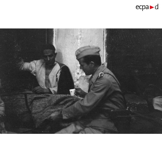 Un reporter de la 6e compagnie de propagande de l'armée de l'air dans le souk de Tunis.