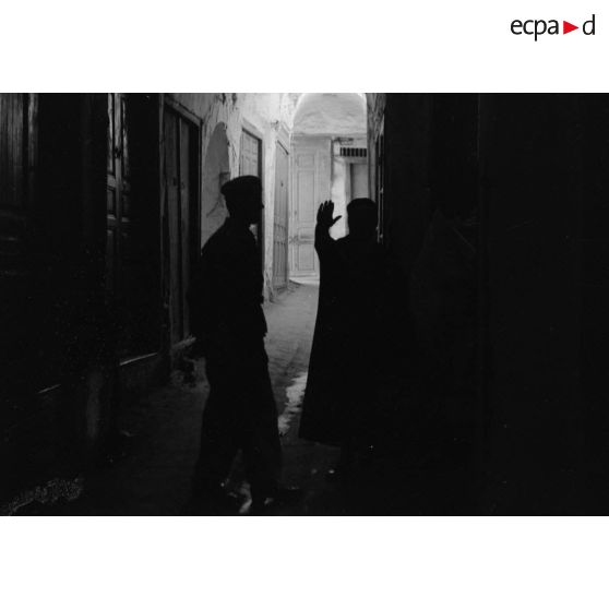 Un reporter de la 6e compagnie de propagande de l'armée de l'air dans le souk de Tunis.