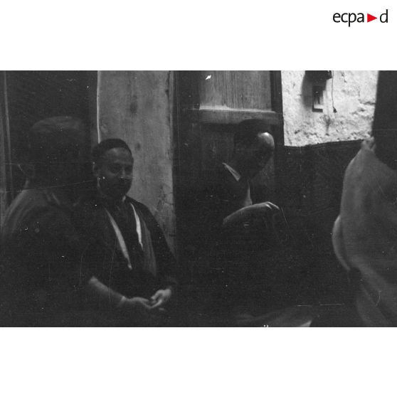 Un coiffeur-barbier dans le souk de Tunis.