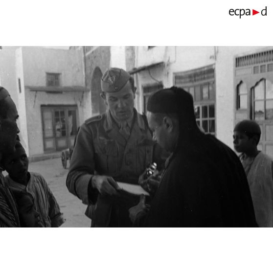 Un reporter de la 6e compagnie de propagande de l'armée de l'air dans le souk de Tunis.