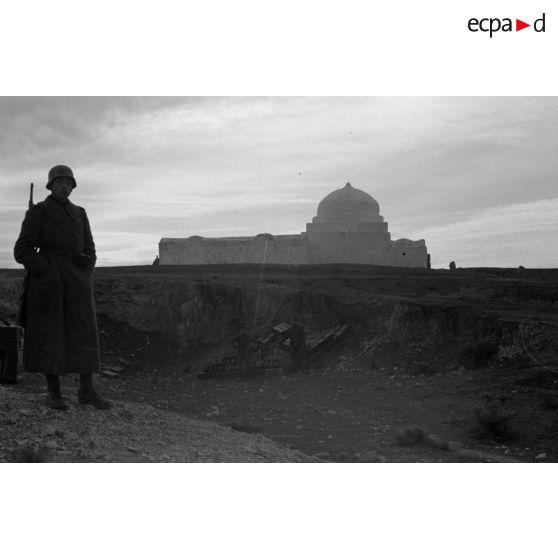 Positions allemandes non loin d'une mosquée.