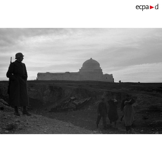 Positions allemandes non loin d'une mosquée.