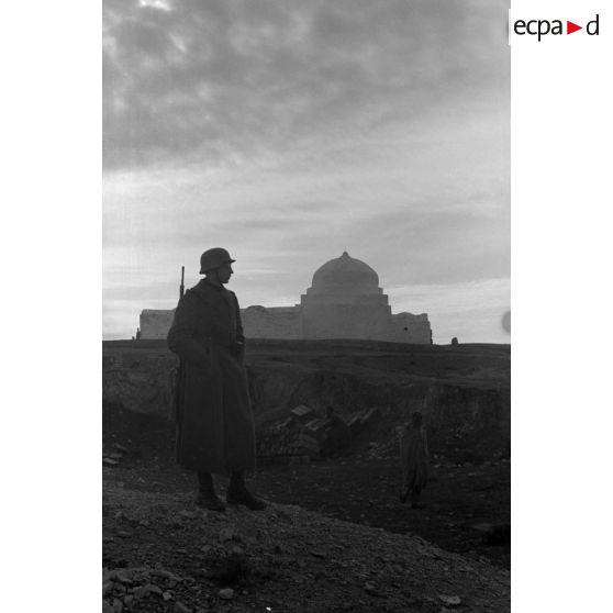 Positions allemandes non loin d'une mosquée.