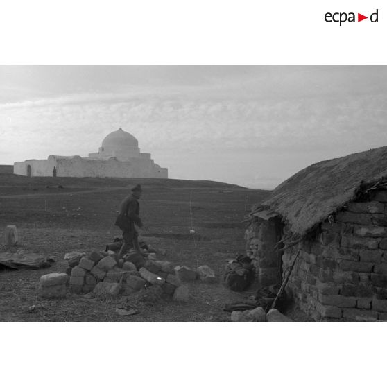 Positions allemandes non loin d'une mosquée.