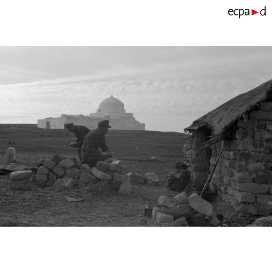 Positions allemandes non loin d'une mosquée.