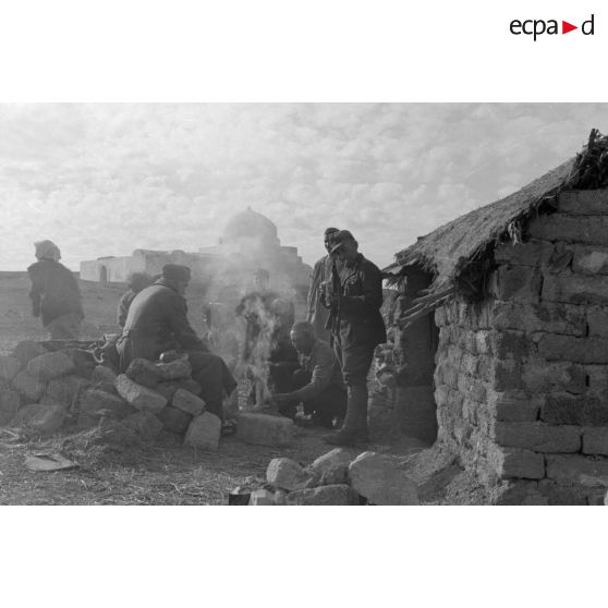 Positions allemandes non loin d'une mosquée.