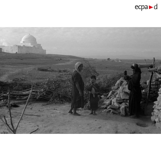 Positions allemandes non loin d'une mosquée.