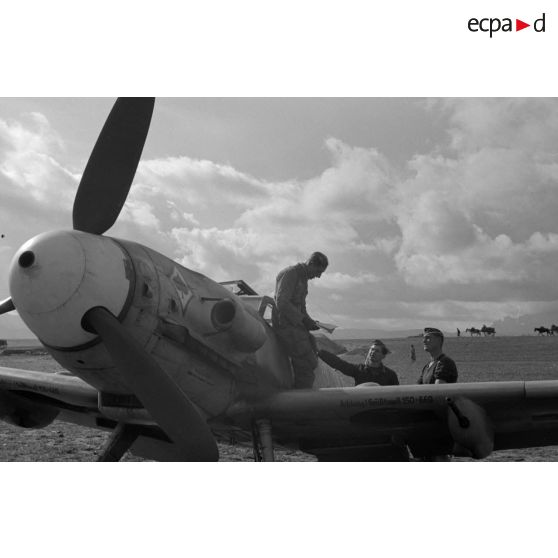 Le lieutenant Oblt. Fritz Dinger, Staffelkapitän du 4./JG 53 devant le «Schwarzes 8 »  du Lt. Siegfried Beer, du 2./JG53.