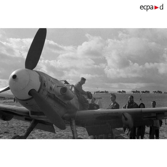 Le lieutenant Oblt. Fritz Dinger, Staffelkapitän du 4./JG 53 devant le «Schwarzes 8 »  du Lt. Siegfried Beer, du 2./JG53.