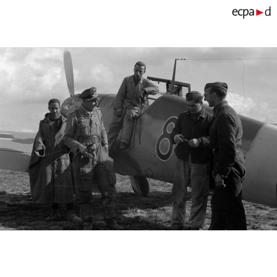 Le lieutenant Oblt. Fritz Dinger, Staffelkapitän du 4./JG 53 devant le «Schwarzes 8 »  du Lt. Siegfried Beer, du 2./JG53.