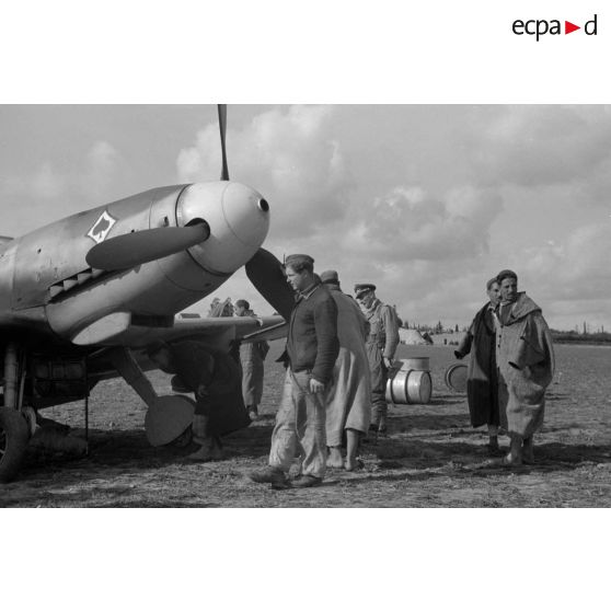 Le lieutenant Oblt. Fritz Dinger, Staffelkapitän du 4./JG 53 devant le «Schwarzes 8 »  du Lt. Siegfried Beer, du 2./JG53.