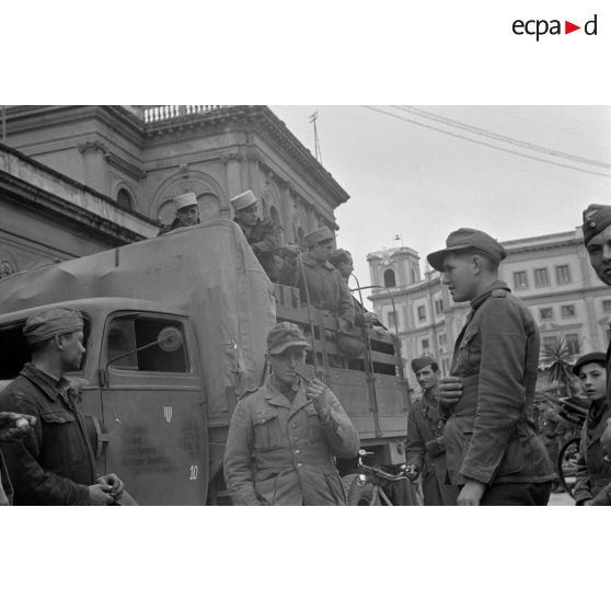 A Palerme, des prisonniers français de la Marine nationale, de l'infanterie et de la Légion étrangère.