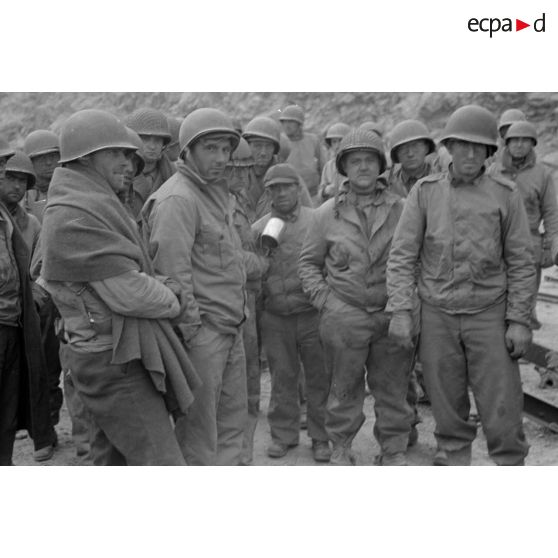 En Tunisie, des prisonniers de l'armée américaine sous la surveillance de sentinelles allemandes et italiennes.