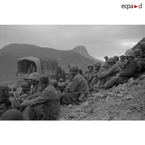 En Tunisie, des prisonniers de l'armée américaine sous la surveillance de sentinelles allemandes et italiennes.