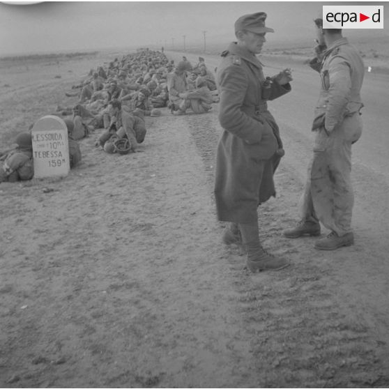 En Tunisie, une colonne de prisonniers américains sous la garde de fantassins allemands.