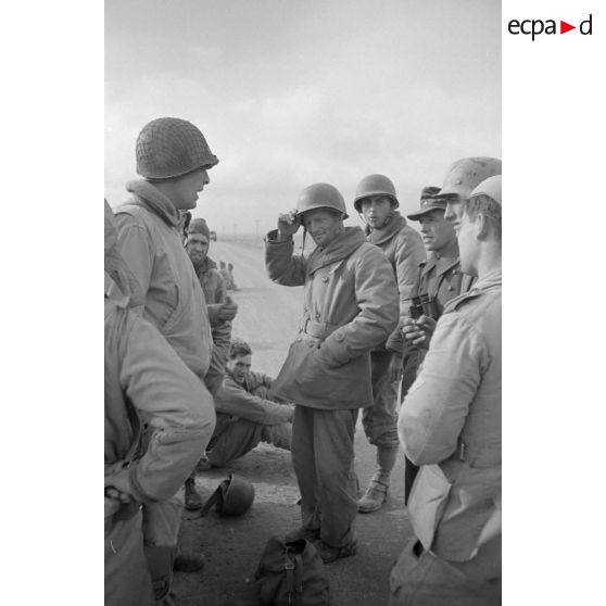 En Tunisie, une colonne de prisonniers américains sous la garde de fantassins allemands.