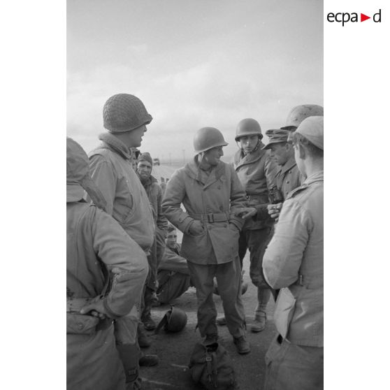 En Tunisie, une colonne de prisonniers américains sous la garde de fantassins allemands.