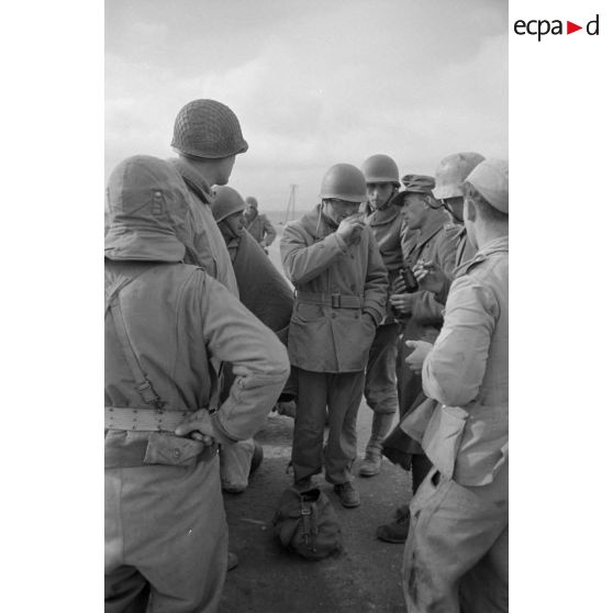 En Tunisie, une colonne de prisonniers américains sous la garde de fantassins allemands.