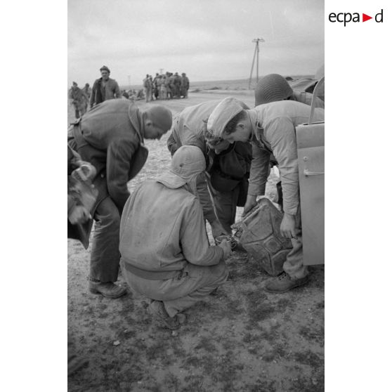 En Tunisie, une colonne de prisonniers américains sous la garde de fantassins allemands.