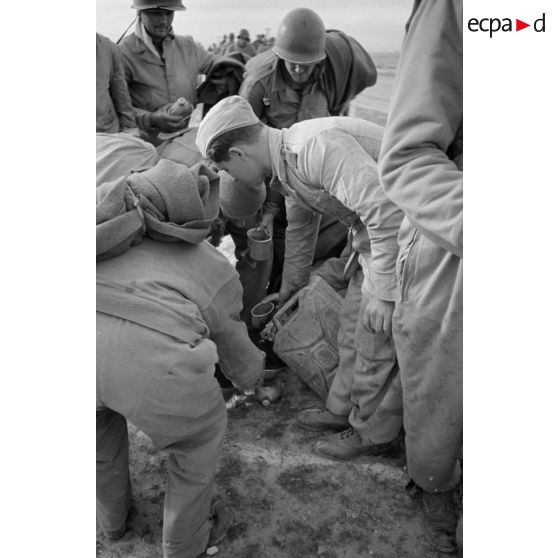 En Tunisie, une colonne de prisonniers américains sous la garde de fantassins allemands.