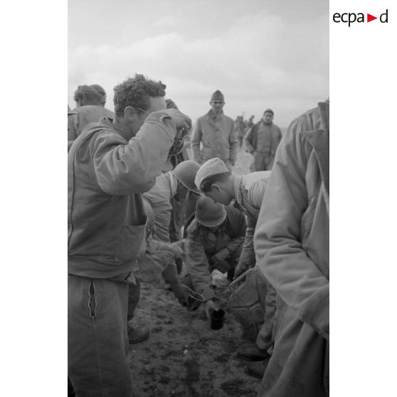 En Tunisie, une colonne de prisonniers américains sous la garde de fantassins allemands.