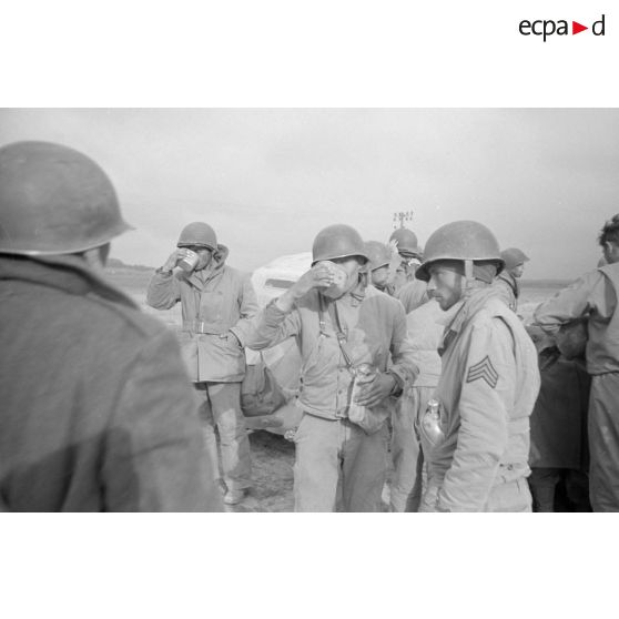 En Tunisie, une colonne de prisonniers américains sous la garde de fantassins allemands.