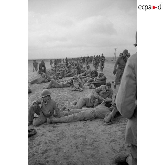 En Tunisie, une colonne de prisonniers américains sous la garde de fantassins allemands.